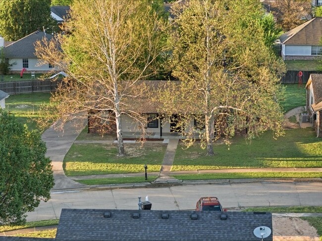 Building Photo - 8008 E Madison St