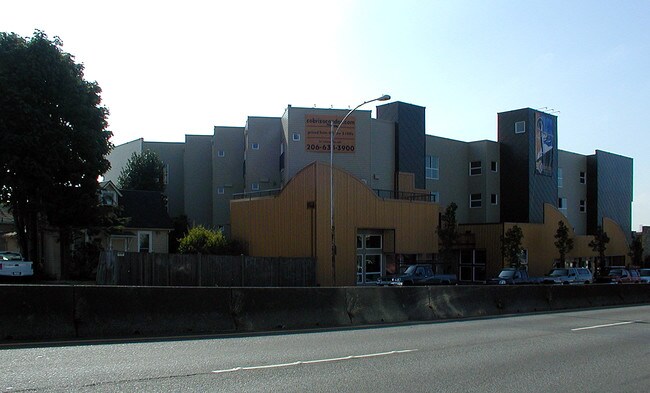 Vista al edificio ruta alternativa - Cobrizo