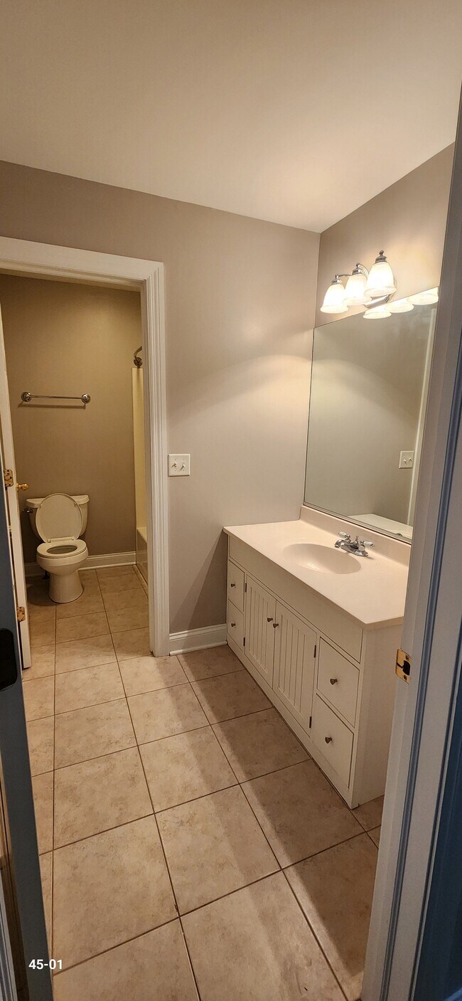 Baño - Sean Riley Apartments