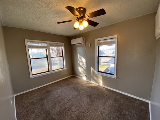 Building Photo - 1 Bedroom Apartment Garage in EL Reno Okla...
