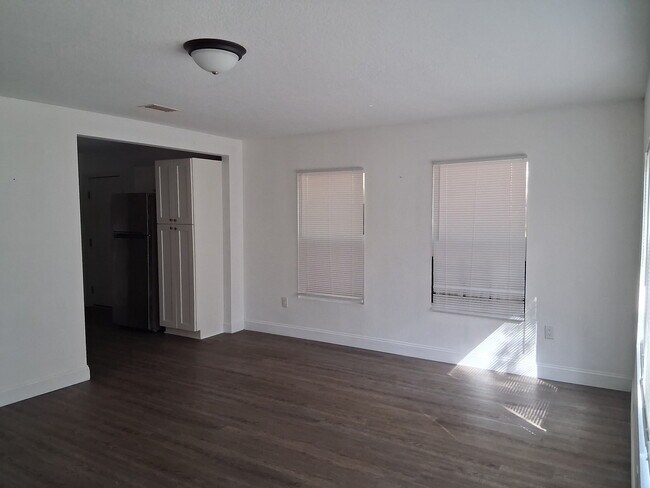 Foto del edificio - 1065 Winthrop St