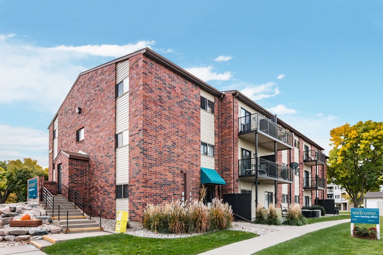 Oakwood Estates Apartments Sioux Falls, SD