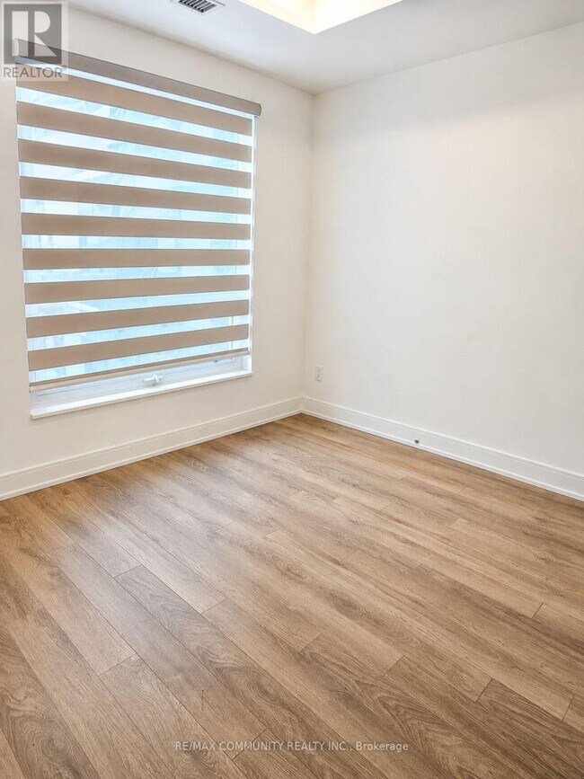 Photo du bâtiment - 1350 Ellesmere Rd