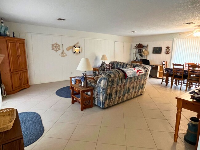 Building Photo - Furnished seasonal or long term rental Available now (Three month min)