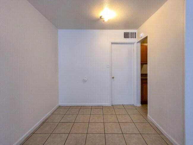 Building Photo - Cozy 1-bedroom / 1-bathroom Apartment Available for Lease in Yuma, AZ!