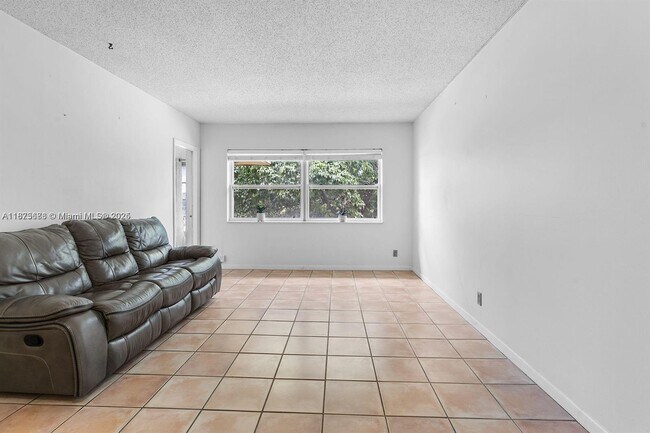 Building Photo - 5011 W Oakland Park Blvd