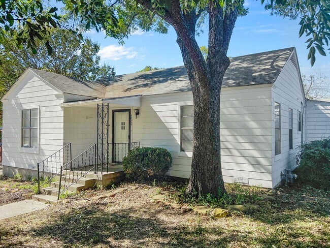 Building Photo - Ridglea West Home with Hardwood Floors & F...