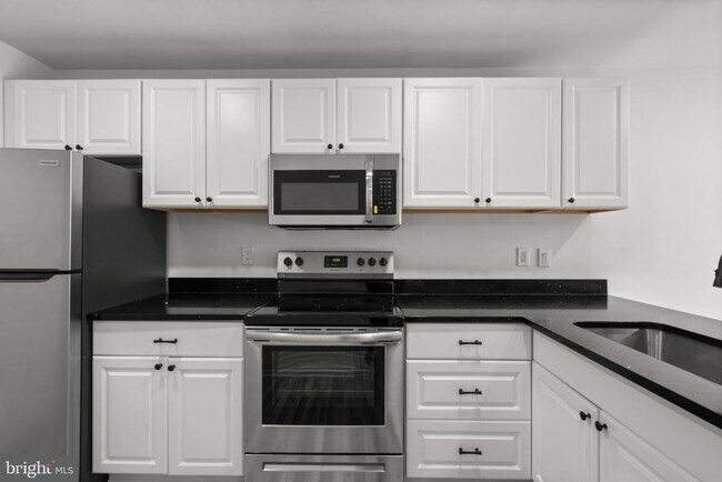 Foto del edificio - 9950 Forest View Pl