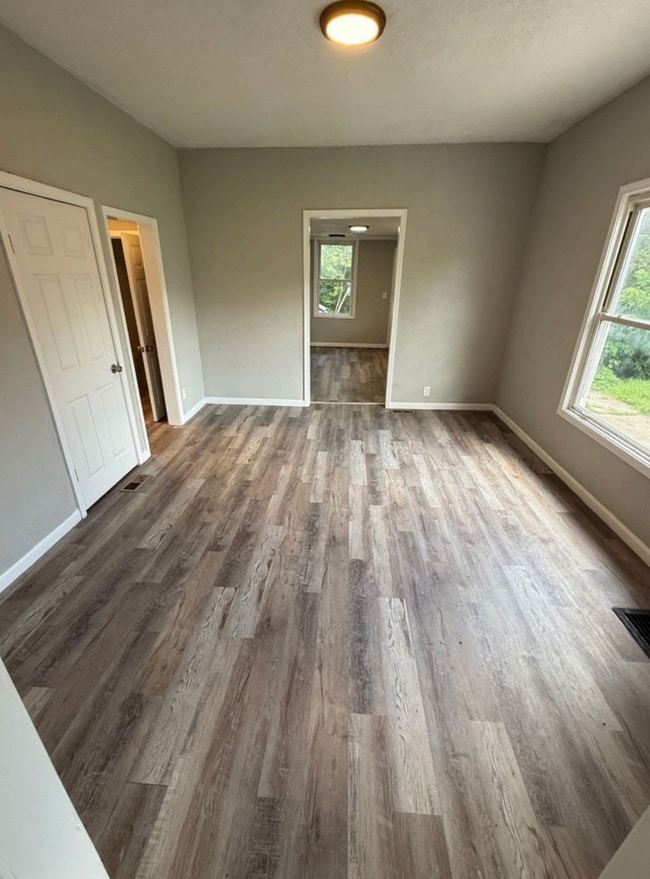 Building Photo - Freshly Remodeled & Move-In Ready!