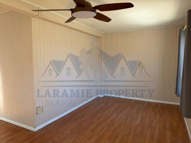 Foto del edificio - 656 N Cedar St