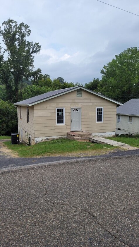 Primary Photo - Remodeled 2 bed/1 bath home for rent