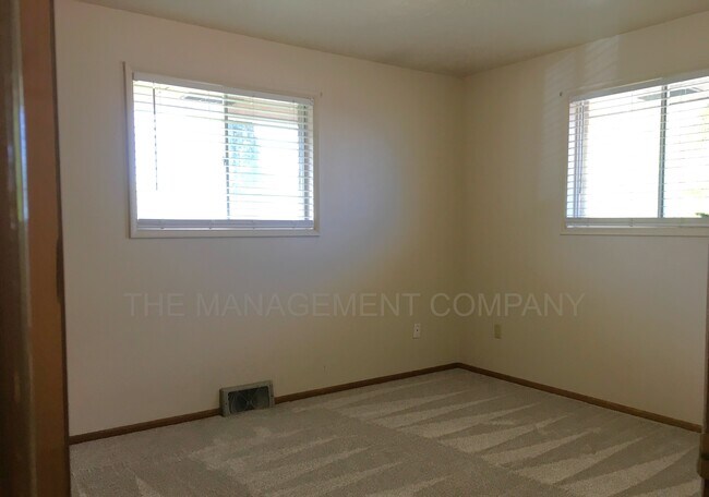 Foto del edificio - 230 Richardson Dr