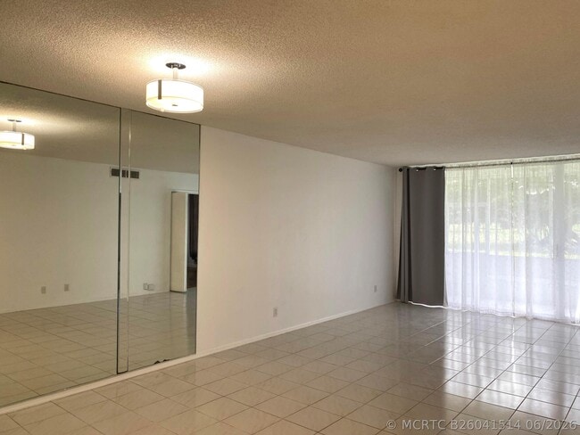Building Photo - 2751 S Palm Aire Dr