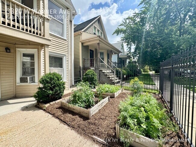 Foto del edificio - 3320 W Warner Ave
