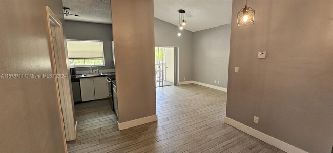 Foto del edificio - 720 Cypress Ln