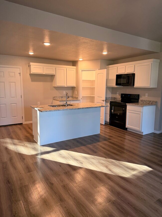 Foto del edificio - 713 Pemberly