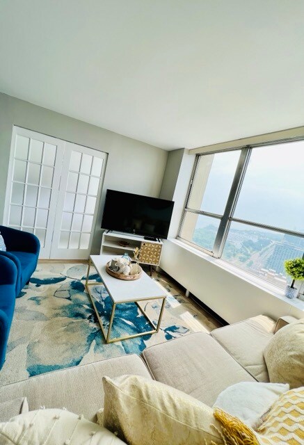 Foto del edificio - 655 W Irving Park Rd