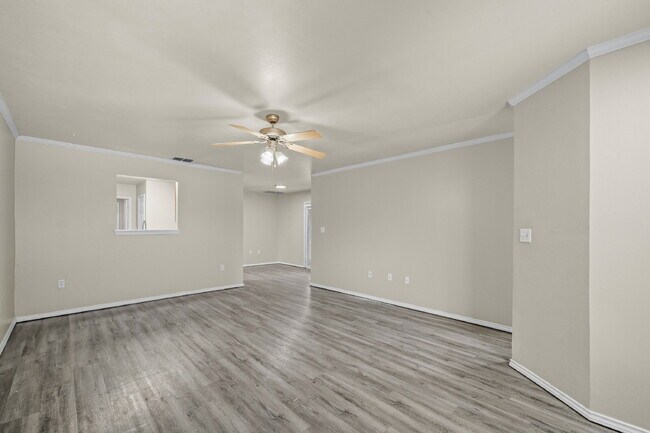 Foto del edificio - Spacious 3-Bed, 3-Bath Duplex – Awaits!