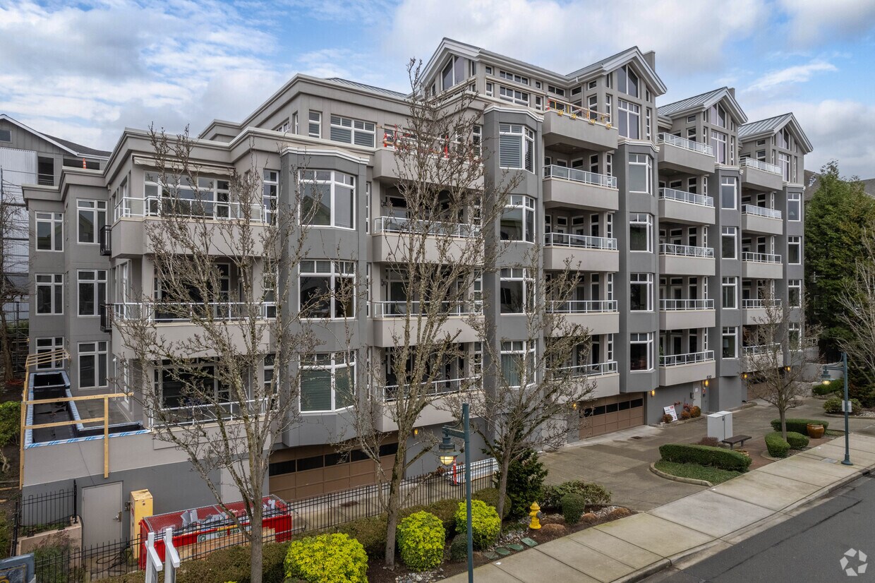 Exterior - 520 6th Ave