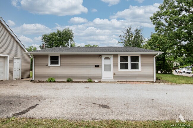 Building Photo - 425 Blackhawk Ave