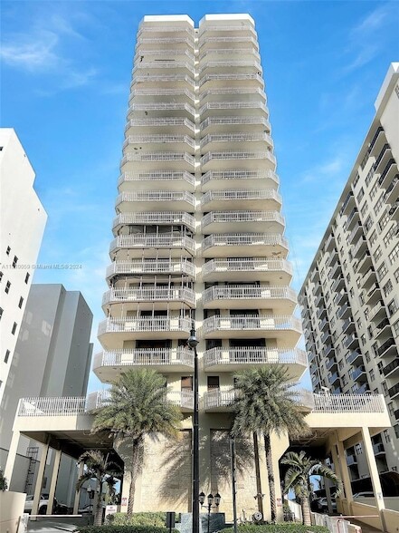 Foto del edificio - 6061 Collins Ave Unit 7A