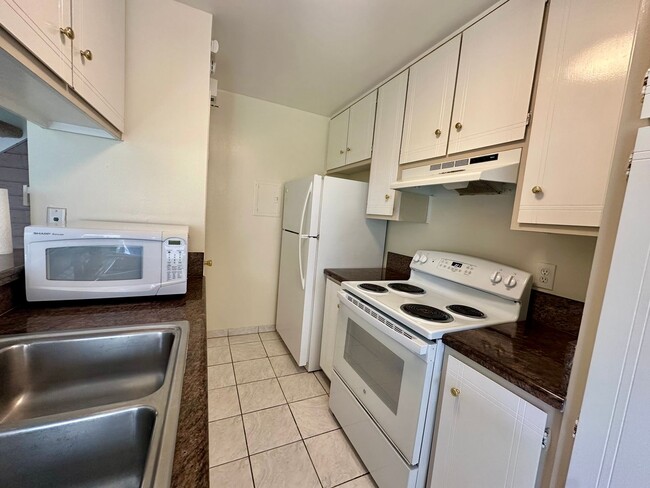 Building Photo - Gorgeous 2 Bedroom 1 Bath !
