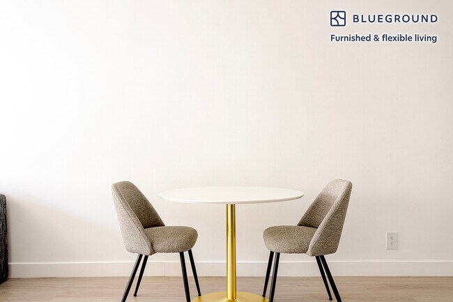 Foto del edificio - 4444 Hazeltine Ave