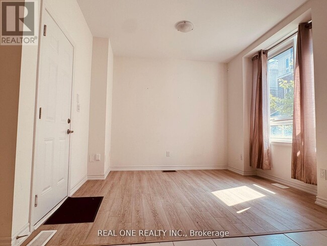 Building Photo - 70 Chicago Ln