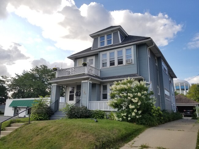 Beautiful spacious upper duplex with balcony! - 5717 W Vliet St