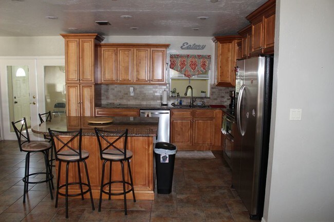 Building Photo - Large 3/2 Seasonal Rental
