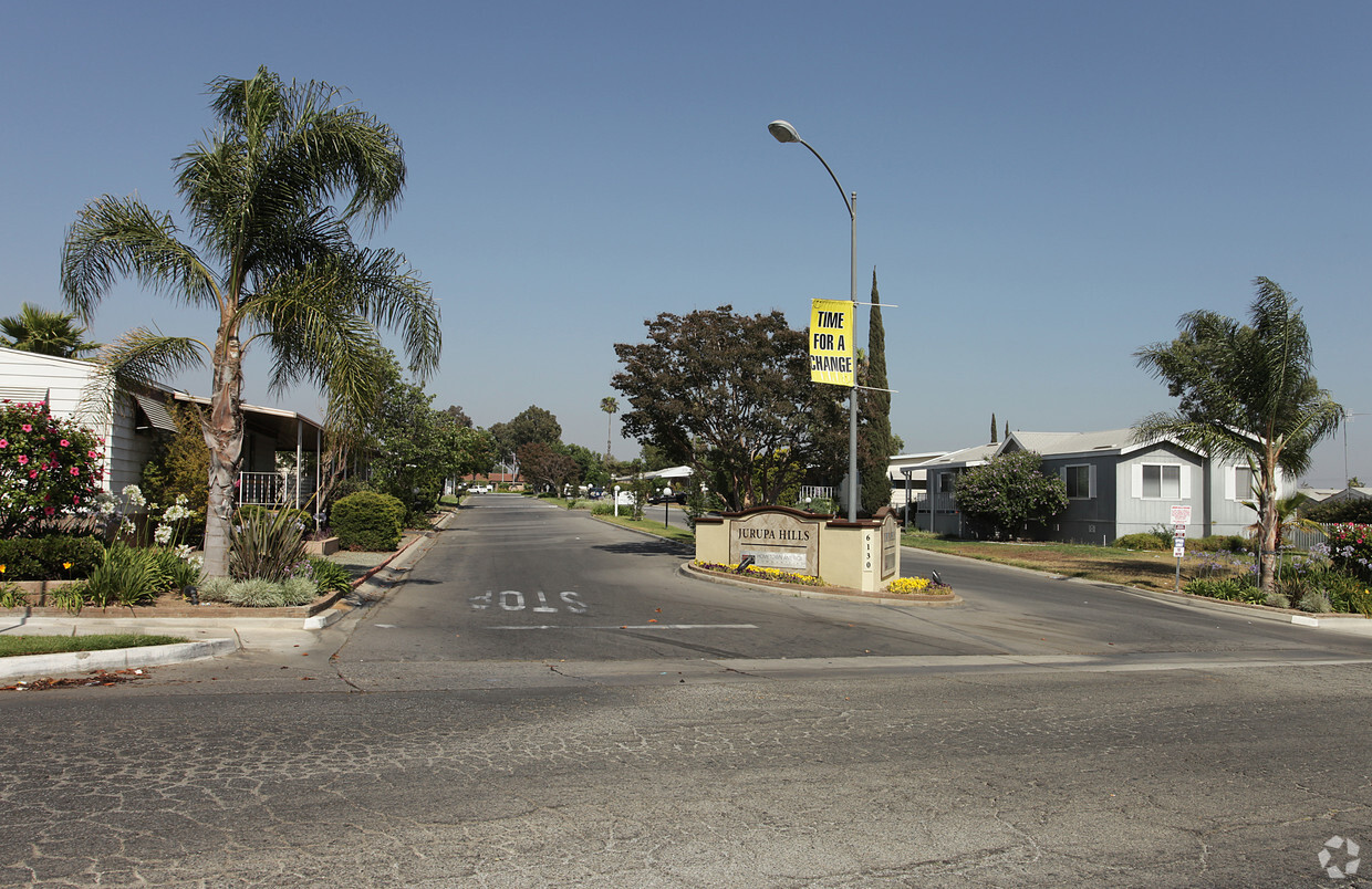 Building Photo - Jurupa Hills Cascade