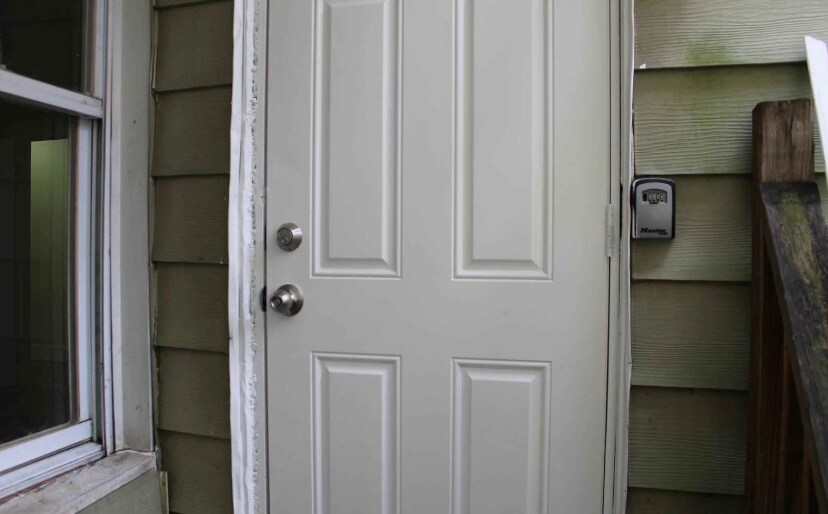 Unit B Entrance - 423 Lawrence St
