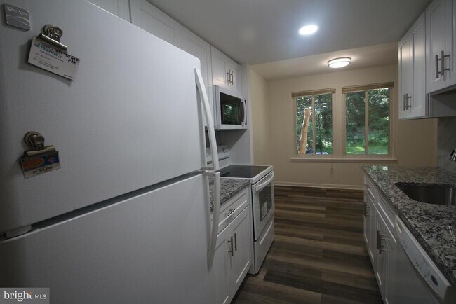 Building Photo - 7843 Briardale Terrace