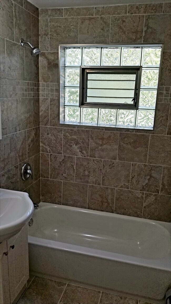 Foto del edificio - 5801 Rose Ave