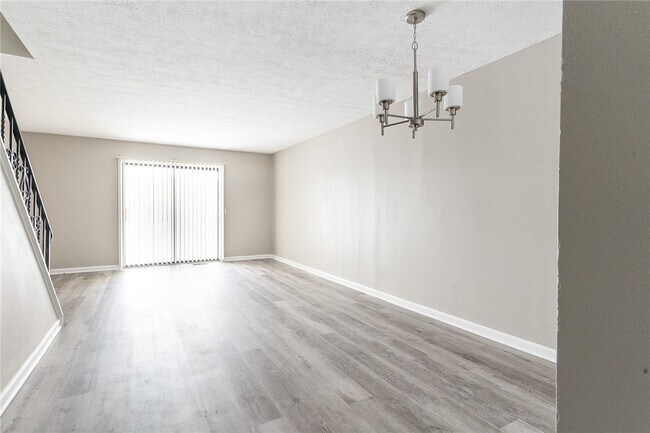 Building Photo - 245 Chartwell Ct