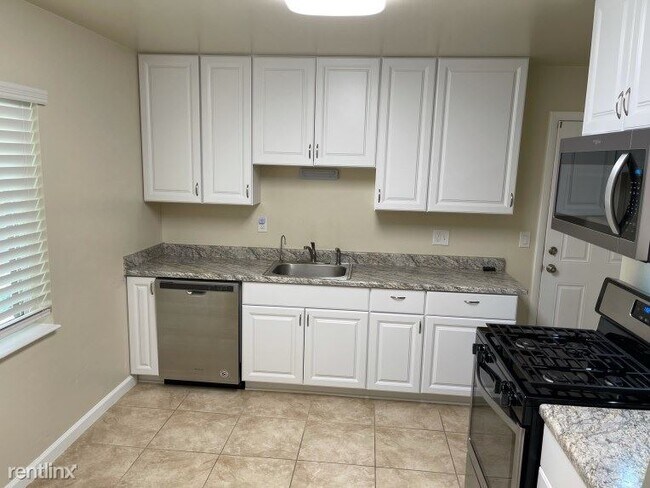 Foto del edificio - 4 br, 2 bath House - 80 Everett St