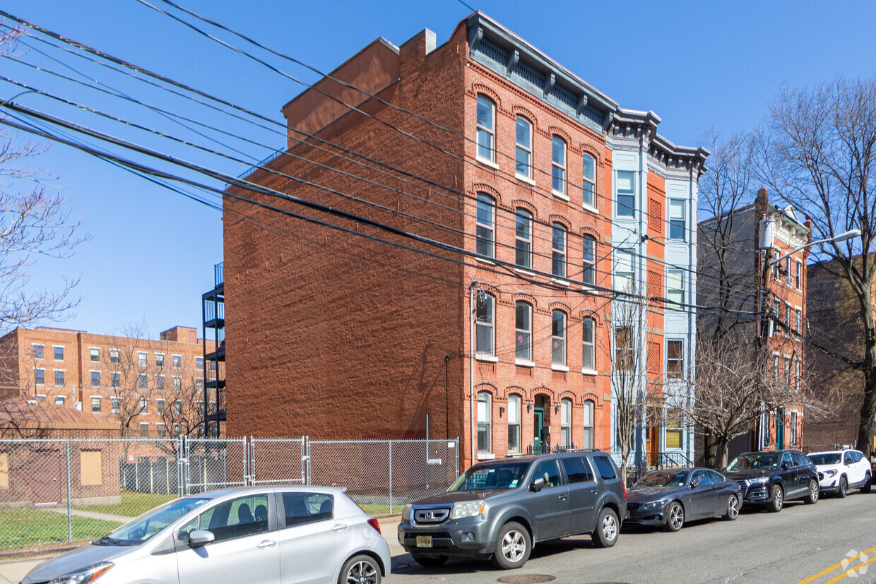 Primary Photo - 128 Bright St