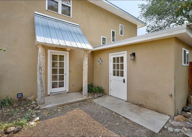 Building Photo - 720 Mesilla Rd