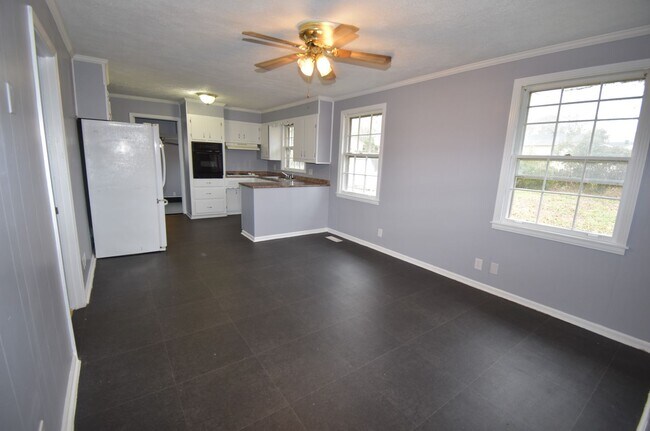 Foto del edificio - 3 Bedroom Pet Friendly Home For Rent!