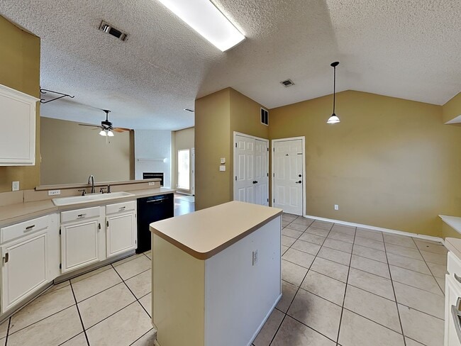 Foto del edificio - MOVE-IN READY NOW! Corner Lot in White Settlement ISD!