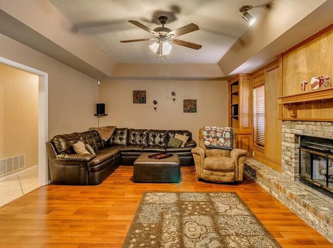 Building Photo - Charming 3-Bedroom Home — Spacious Corner Lot in Del City!