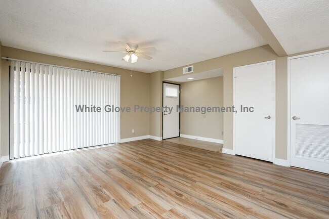 Foto del edificio - 1 Bedroom with Resort-Style Living at Le Parc | Open Floor Plan, Private Patio & Pools