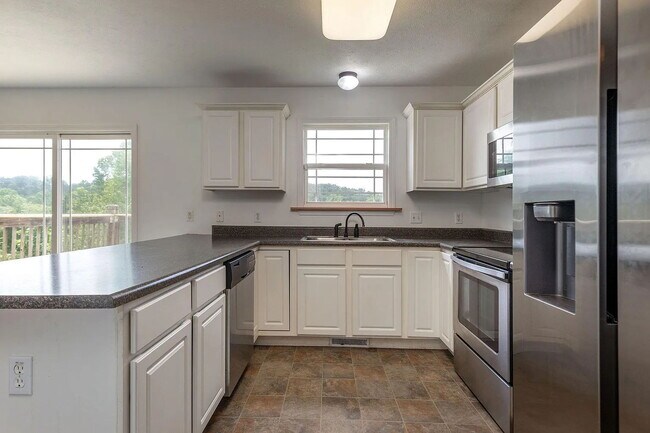 Building Photo - Welcome to your future home in Hollister, ...