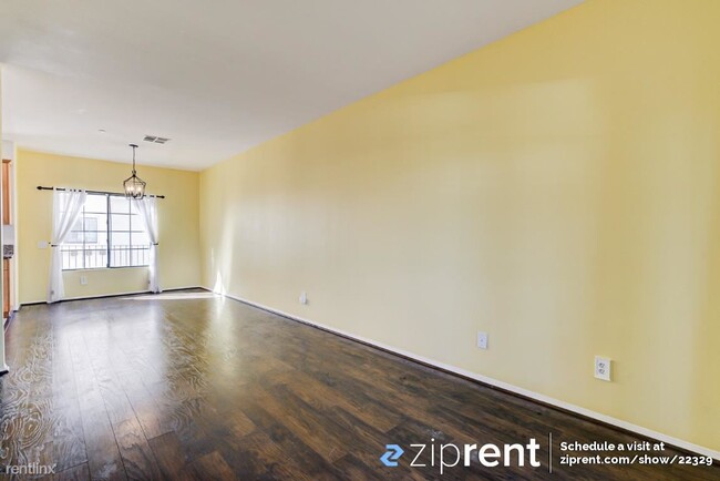 Building Photo - 2 br, 2.5 bath Townhome - 1075 North Macla...