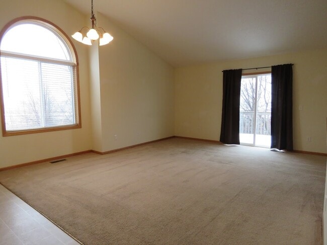 Building Photo - Exceptional END unit RAMBLER style town ho...