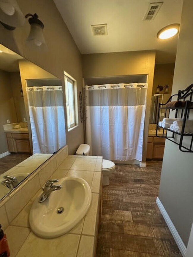 Foto del edificio - Single Family home in West Bakersfield
