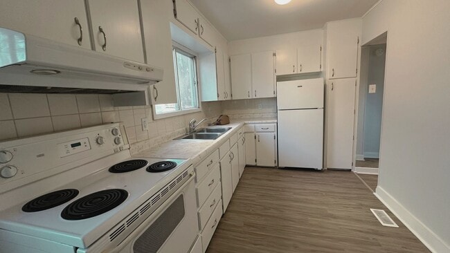 Kitchen - 6531 Bayers Rd
