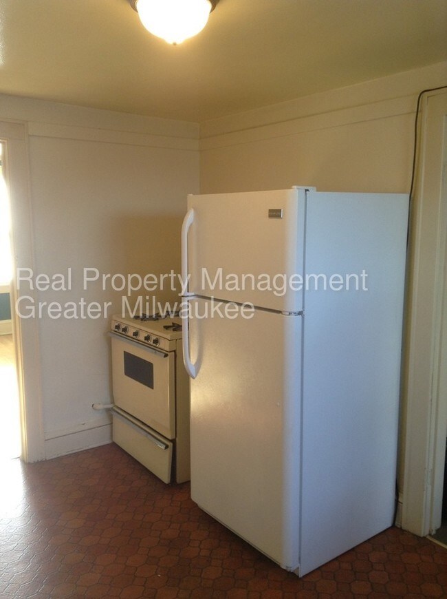 Building Photo - One Bedroom Upper Wauwatosa Duplex!