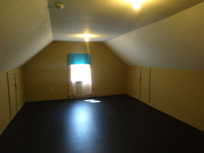 HUGE Bonus Room Above - 106 Ponemah Rd