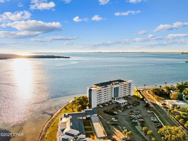 Foto del edificio - 100 Cherry St